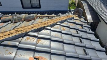 富山市にて戸建て住宅の棟積替え,雪止金具取付工事